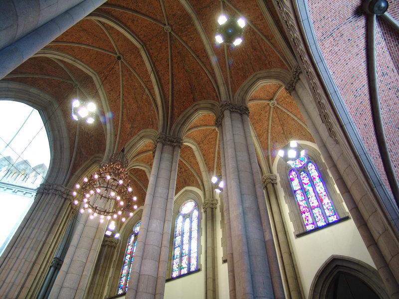 E tem mais, na poca s entrei para fugir da chuva, nem olhei o interior da catedral.
